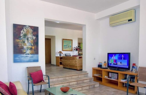Peyia Town Villa | Exceptional Large Villa, Free Heated Pool 1 NOV - 15 Jan, Privacy,prime Location
