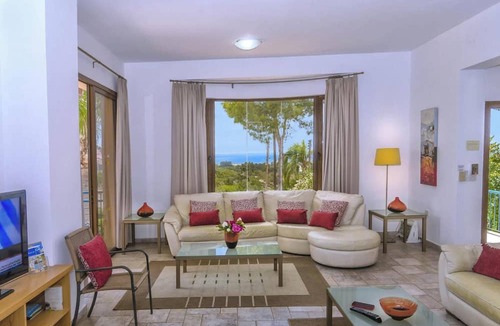 Peyia Town Villa | Exceptional Large Villa, Free Heated Pool 1 NOV - 15 Jan, Privacy,prime Location