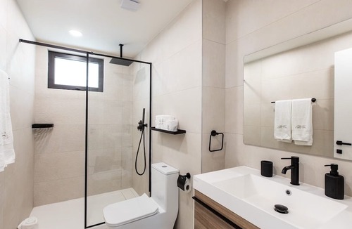 Bouvet Island House | Rooftop Pool & Hot Tub - LUX CONDO: Experience the Island with Local Guidebook