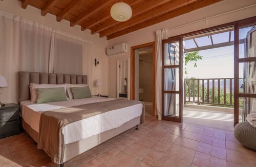 Kato Akourdalia Villa | Phaedrus Living: Amarakos Villa