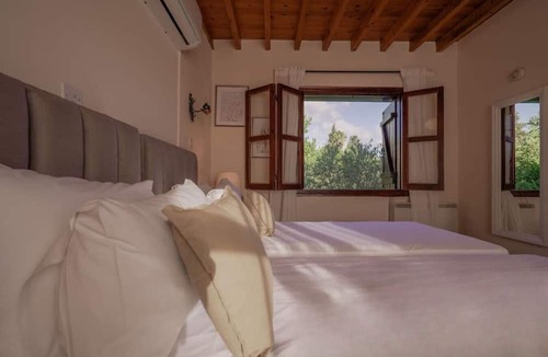 Kato Akourdalia Villa | Phaedrus Living: Amarakos Villa