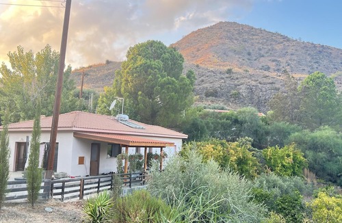 Arakapas House | Beautiful 3 Bedr House in Arakapas With Fireplace