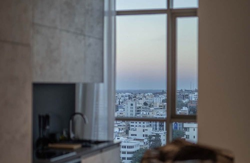 City Centre Apartment | Saffron Suite | Retreat with Skyline Views & Pool