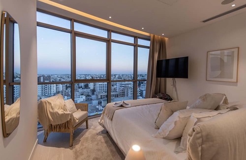 City Centre Apartment | Saffron Suite | Retreat with Skyline Views & Pool