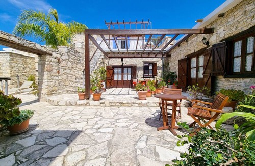 Skarinou Apartment | Aphrodite's Pool Retreat