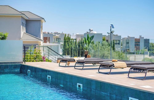Agios Tychon Apartment | Sanders River Plaza - Super 2-Bdr Apt with Balcony