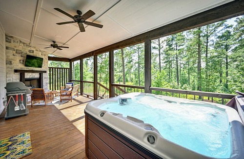 Broken Bow Cabin | Rated one of the Top 18 Luxury Cabins🌲Romantic farmhouse cabin🌲HOT TUB🌲Mural🌲
