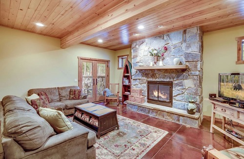 Whitefish House | Top-Rated for Family Gatherings Hot Tub Firepit 2 King Suites 11 Beds