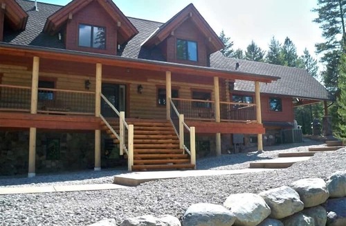 Whitefish House | Top-Rated for Family Gatherings Hot Tub Firepit 2 King Suites 11 Beds