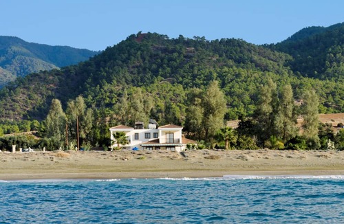 Argaka Villa | Mediterranean Sea on your doorstep! Beachfront 4 bedroom villa