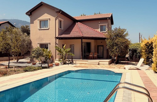 Karavas House | Spacious detached villa with a private swimming pool and landscaped garden