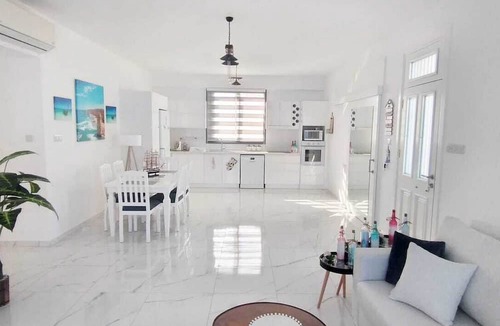 Bahceli House | Seaside Bungalow with Seaviews, 2 min walk from Beach Club & Restaurant