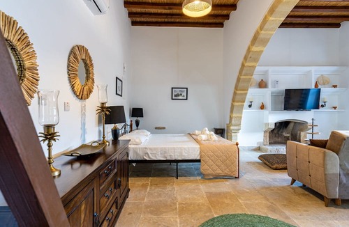 Giolou Apartment | Stone Court Boutique Studios