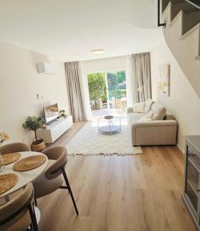 Universal Apartment | H&O Iris Blue Escape