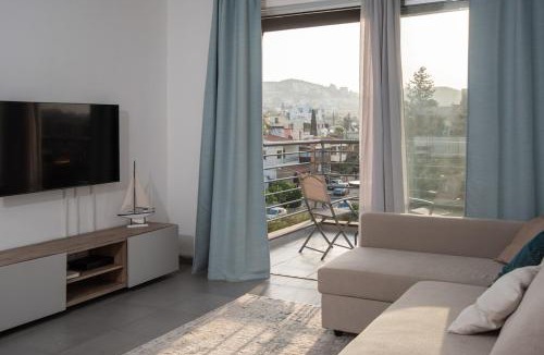 Koloni Apartment | Cosy Flat with Panoramic View, 15 min to Airport