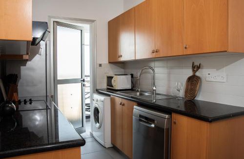 Koloni Apartment | Cosy Flat with Panoramic View, 15 min to Airport