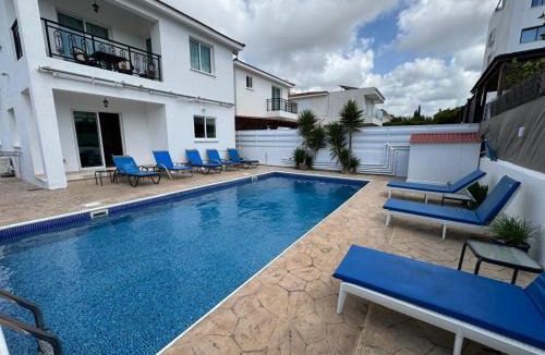 Universal Villa | White Rose Villa