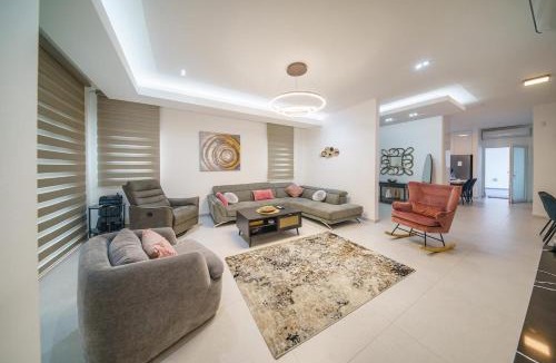 Oroklini House | Villa Oro Hills w private hot tub jacuzzi