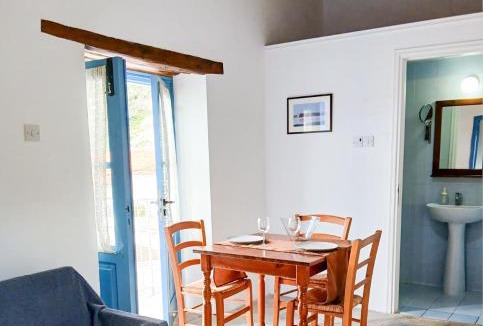 Skarinou Apartment | Cozy Courtyard Apartment