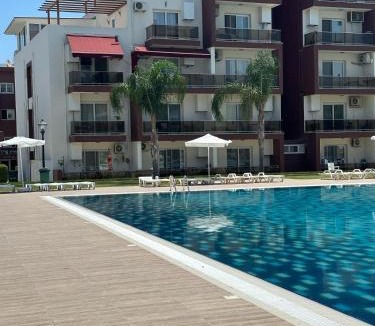 Trikomo Apartment | Kıbrısın gözdesi Long Beach de Havuz manzaralı stüdyo daire