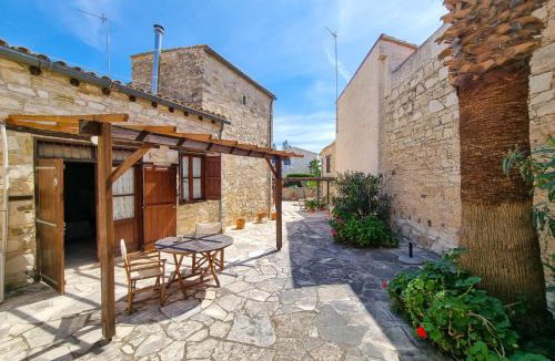 Skarinou Apartment | Aphrodite's Pool Retreat