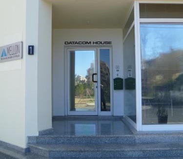 Nicosia House | Double room with ensuite bathroom at Datacom building