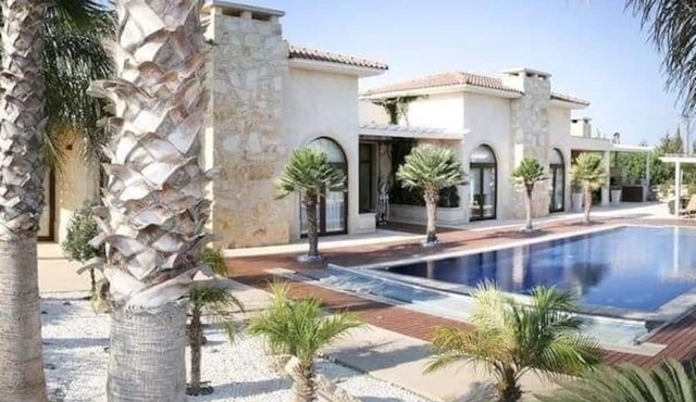 Luxurious , Exclusive Private House Near the Beach in Larnaca mazotos
