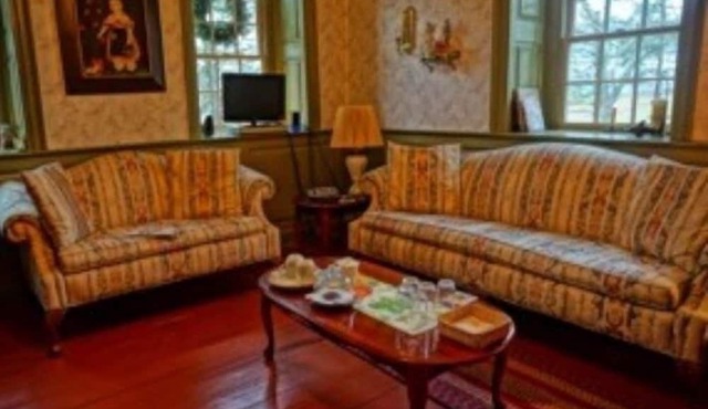 Brownstone Colonial Inn in Reinholds