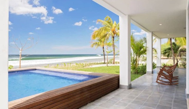 Iguana Beach House + Casita: Spacious Beachfront House with Swimming Pool in Hacienda Iguana