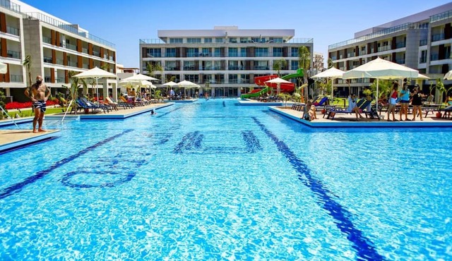 Delightful Studio Flat Close to the Beach with Shared Pool and Balcony in Iskele, Cyprus in Yeni Iskele
