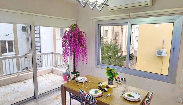 Sleek Flat w Balcony 3 min to Coast in Kyrenia in Girne