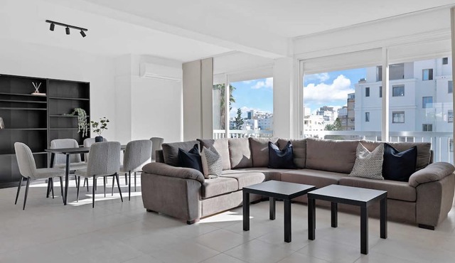 Phaedrus Living: Romanou Modern City Center Flat