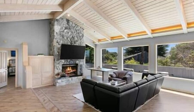Sea Ranch Ocean Views 4 bedrooms + office in Sea Ranch