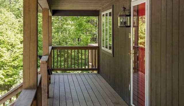 Woodland Chalet, Fire Pit, Gazebo & Forest Views in Roscoe