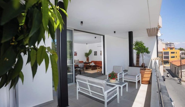 Bridge House 201-3BR Modern Apt close to the beach and city centre