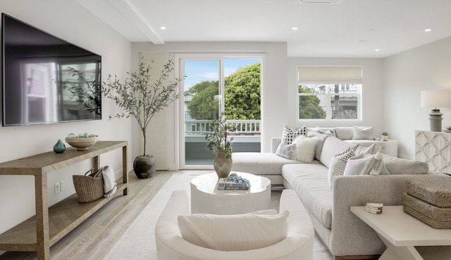 Designer Luxury Coastal Home with Panoramic Ocean Views, Rooftop Deck, & Fire Pit in La Jolla
