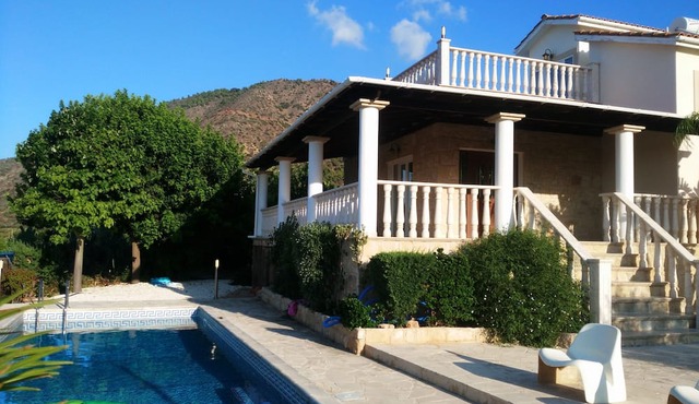 family and couple friendly with great sea views, minutes walk in pomos