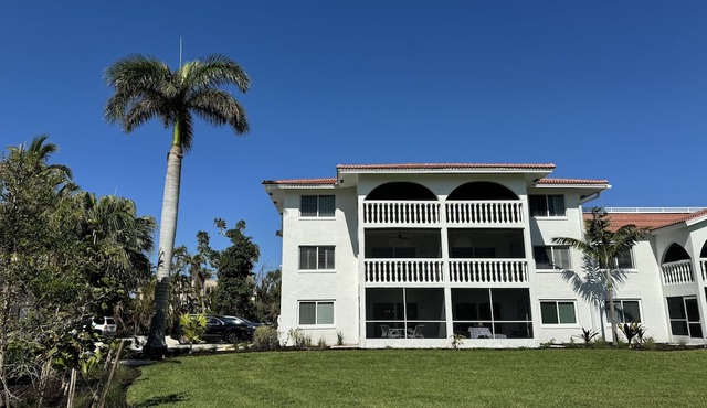 End unit with extra windows. Steps to the beach, private beach access! in Sanibel
