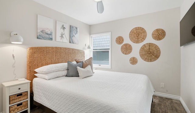 South Mission Tranquil Bay Side, Gorgeous Ground Level Unit w/AC in San Diego