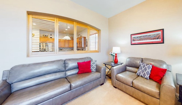 Snowbird-friendly home with fast WiFi, central AC, and private pool in Marana