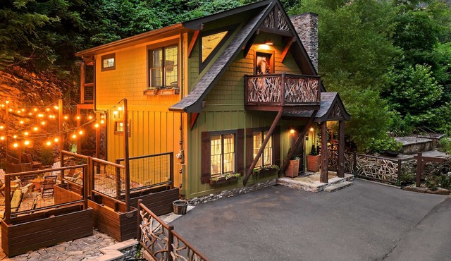 Spacious Riverfront Cabin, Hot Tub, Near Downtown in Gatlinburg