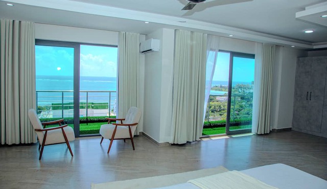 Beautiful 6 bedroom penthouse with 360 oceanview, 5 minutes walk to the beach in Mombasa