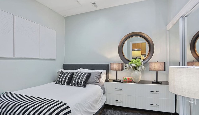 Archways at the Lincoln Park Zoo 2bed/2ba in Chicago