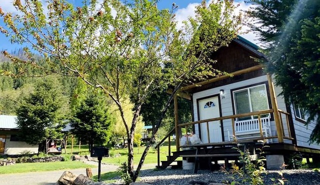 Idyllic Cabin for Group Getaway along the North Umpqua River, Oregon in Idleyld Park