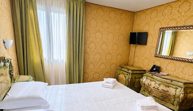 Double Room with Canal View in Venezia