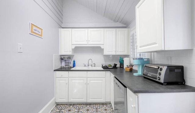1432- Lovers Lane, Cozy Single Level, Pet Friendly, 1 Mile to Downtown & Arenas in Jacksonville