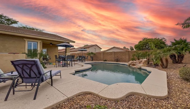 4BR w heated pool, office, fire pit in Gilbert