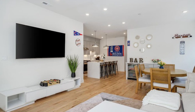 Wrigleyville 4BR 1-Min Walk to Wrigley Field & CTA Garage Sleeps 8 in Chicago