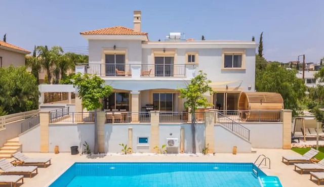 Pool Jacuzzi Sauna The Blue Pearl Seaview Villa in Agios Tychon