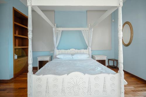 Epavli Papadopoulou - Luxurious Mansion Villa in Kornos